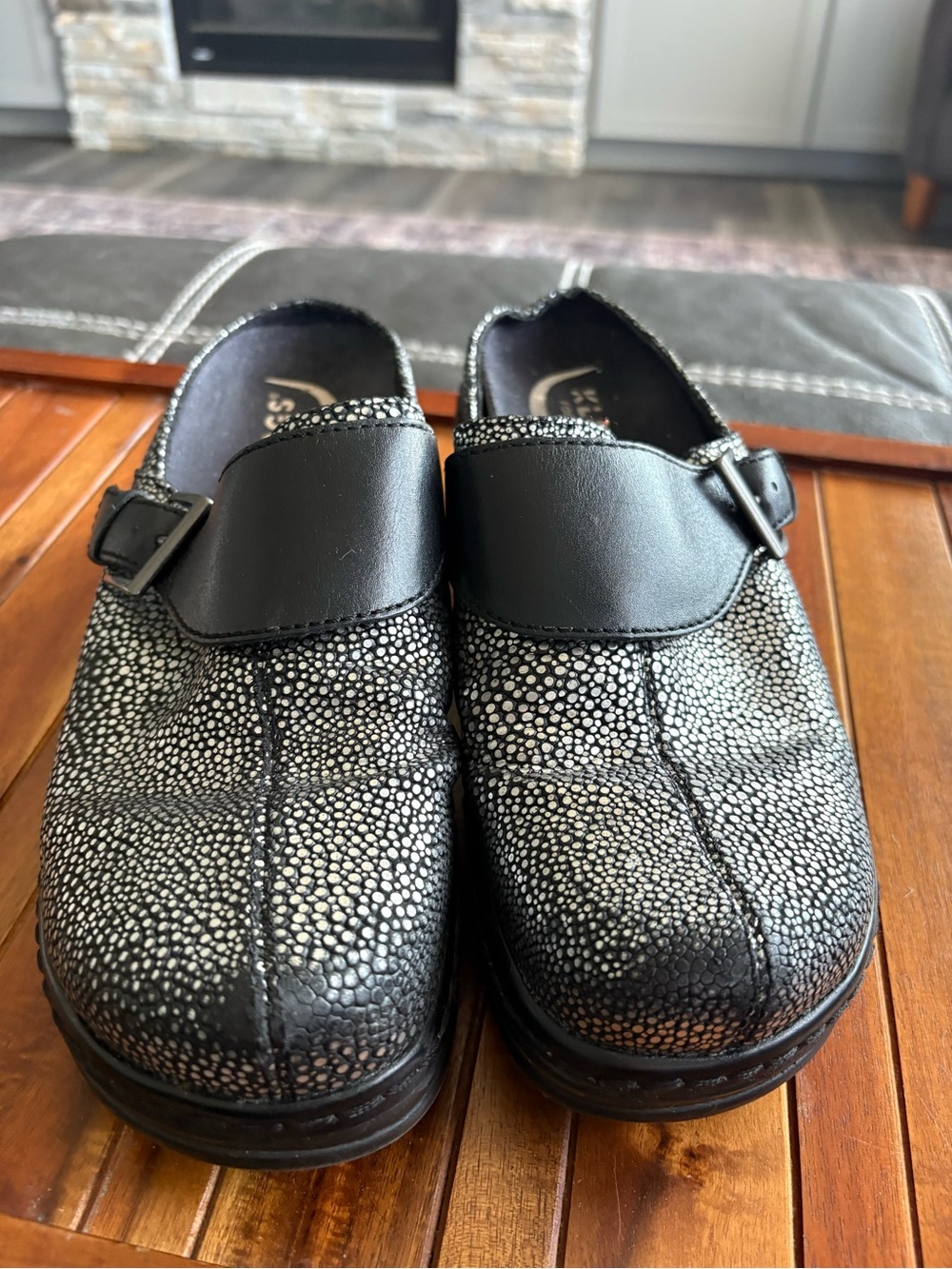 Klogs Nurse Mission Womens Slip-Resistant Metallic Silver Black Clogs Size 8